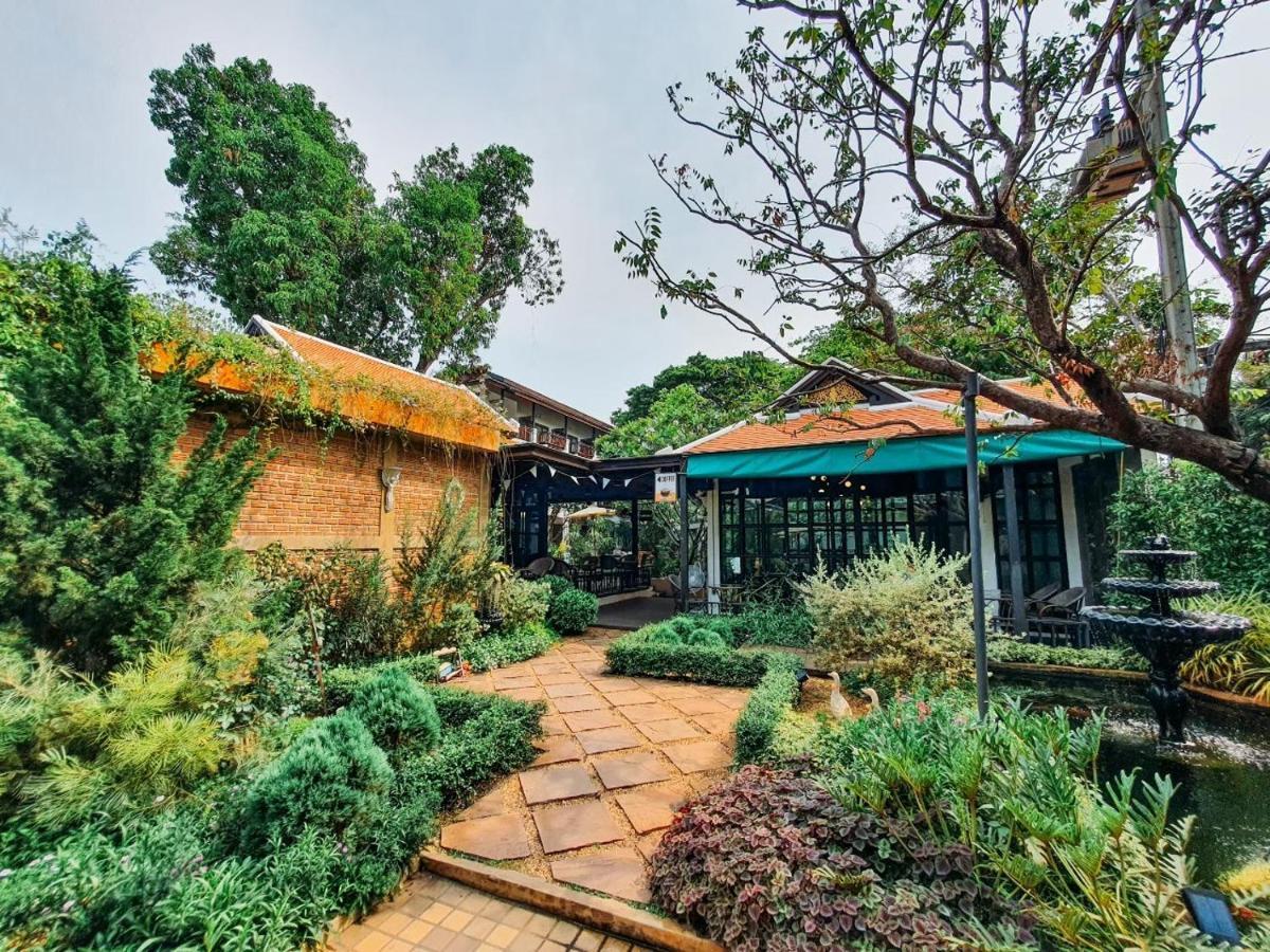 Vijit Nakorn Hotel Sisaket Extérieur photo